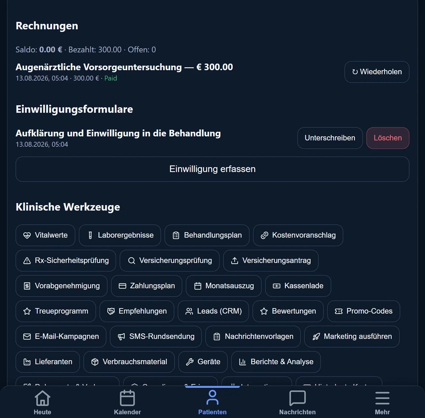 Die Rechnungen eines Patienten: was bezahlt und was noch offen ist, darunter die Einwilligungsformulare, die noch zu unterschreiben sind.