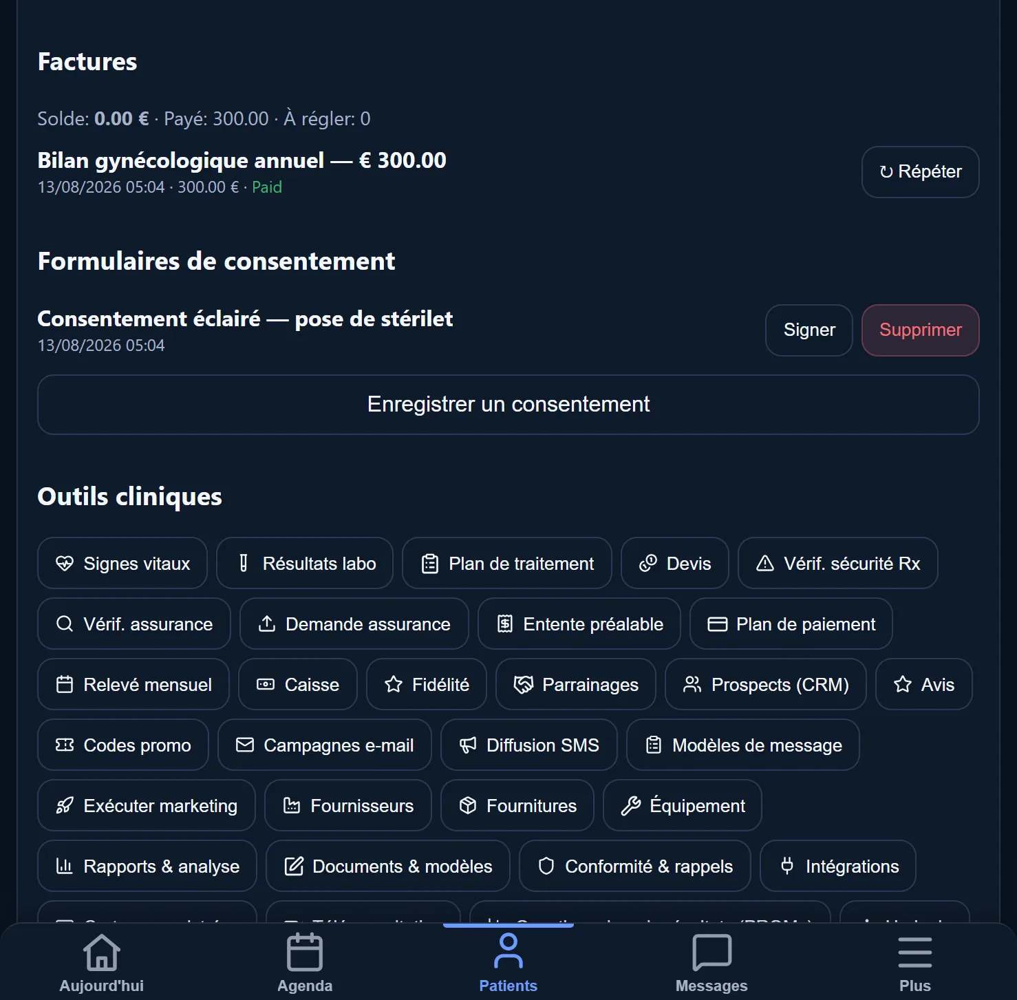 La page de facturation d’un patient&nbsp;: les factures avec ce qui est payé et ce qui reste dû, et les formulaires de consentement à signer.